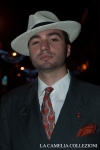vestito completo uomo anni 20 30 colore grigio con cappello borsalino bianco e accessori  – la camelia collezioni