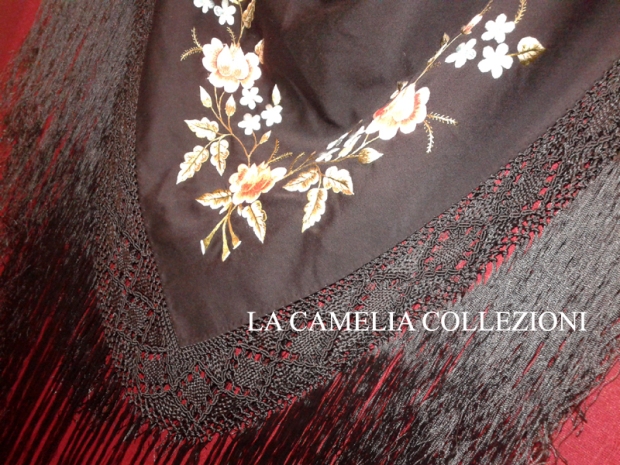 scialle in seta nero con ricami floreali - la camelia collezioni
