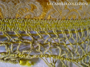 damasco-tessuto damasco - copriletto per letto francese 1 piazza e mezza base oro disegno bianco - particolare - la camelia collezioni